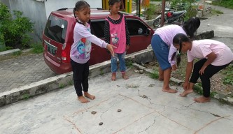 Melihat Anak-anak Jombang Manfaatkan Liburan dengan Permainan Tradisional