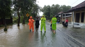 Jalan Terendam Banjir di Bangkalan, Polisi Tutup Akses Arosbaya-Geger