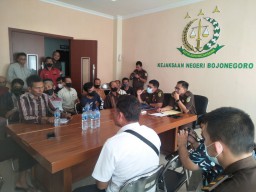 Belasan Warga Datangi Kantor Kejari dan Inspektorat Bojonegoro, Ada Apa?