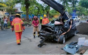 Pengemudi Mobil Tabrak Pohon Diduga Mabuk