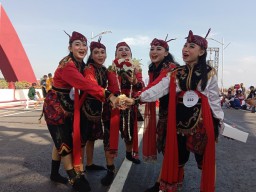 FOTO: Pergelaran Pemecahan Rekor Muri Seni Tari Remo di Surabaya