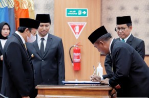 Prof Nurhasan Kembali Dilantik Jadi Rektor Unesa Periode 2022-2027