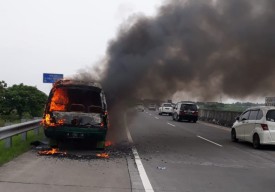 Mobil L300 Terbakar di Tol Sumo, 5 Penumpang Diantar PJR ke Bandara Juanda
