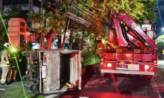 Pikap Bermuatan Daging Sapi Terbalik di Surabaya, Pengemudi Sempat Terjebak