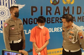Mobil Tabrak Pohon di Surabaya Sebabkan 1 Orang Tewas, Pengemudi Tersangka