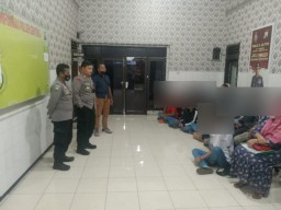 13 Pelajar SMA di Surabaya Cium Kaki Orang Tua, Ada Apa?