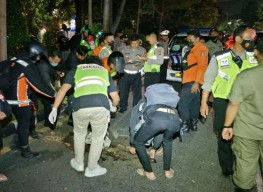 Pelajar SMP di Surabaya Tewas Usai Motornya Oleng Tabrak Pohon