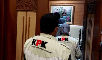 KPK Amankan Alat Elektronik dan Bukti Transaksi saat Geledah Empat OPD