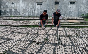 Harga Bahan Baku Naik, Perajin Kerupuk di Jombang Pakai Siasat Ini