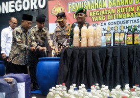 Polres Bojonegoro Musnahkan Ribuan Botol Miras Hasil Operasi Lilin Semeru