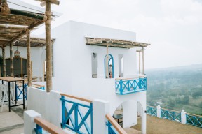 Resto Bernuansa Yunani dan Berview Gunung Arjuno