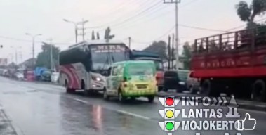 Viral, Bus Mira Lawan Arus Diadang Mobil Granmax di Mojokerto