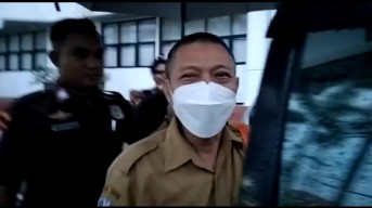 Kasubag Risalah DPRD Jatim Santuy saat Keluar dari Pintu Belakang