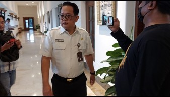 KPK Geledah Kompleks Kantor Gubernur Jatim, Sekdaprov Santuy