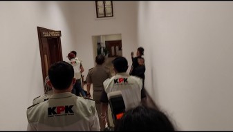 KPK Geledah Ruang Kerja Gubernur dan Wagub Jatim serta Laka Lantas