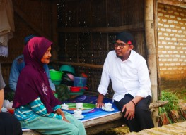Tangis Haru Yani Terima Bantuan Renovasi Rumah dari Bupati Sumenep