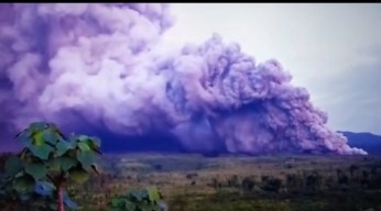 Abu Erupsi Gunung Semeru Memasuki Wilayah Kabupaten Malang