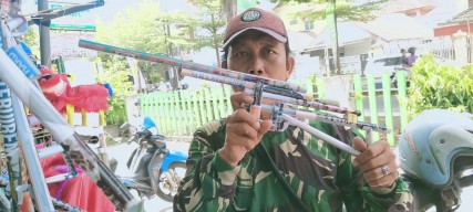 Pria di Jombang Bikin Senapan dari Kertas Kalender, Laris Dibeli Anak-anak, Ha?