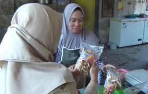 Mencicipi Stik Duri Ikan Bandeng Produksi UMKM Kota Pasuruan, Kriuk...