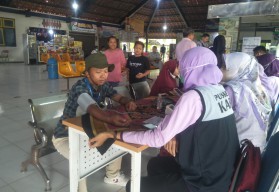 Sopir-Awak Bus di Terminal Rajekwesi Bojonegoro Dicek Kesehatan dan Dites Urine