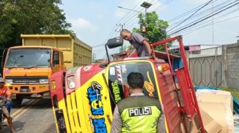 Sliyuut...Ertiga Tabrak Truk Bermuatan Kertas, 4 Orang Terluka