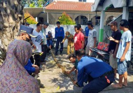Gempar Ular Sanca 4 Meter Jebol Plafon Rumah Warga di Lamongan