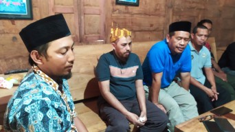 Umar Patek Kenakan Blangkon Kunjungi Kampung Amrozi