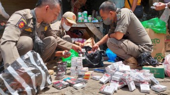Razia Rokok Ilegal di Tulungagung, Petugas Temukan Pita Cukai Palsu