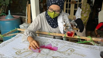 Dongkrak Produk UMKM, Universitas Ciputra Gelar Pelatihan Batik Greenpreneur