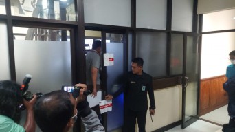 Foto: KPK Obok-obok Ruang Operator CCTV Gedung DPRD Jatim