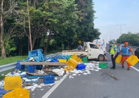 Pikap Terguling di Tol Gunungsari Surabaya, Tiga Orang Terluka