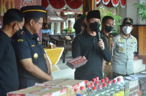 Ratusan Ribu Batang Rokok Ilegal Hasil Operasi di Trenggalek Dimusnahkan