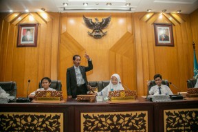 Gedung DPRD Surabaya Ramah Pelajar: Diterima Ketua, Praktik Sidang Paripurna