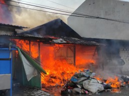Gudang Rongsokan di Surabaya Terbakar Gegara Ngecas HP, 15 Mobil PMK Diterjunkan