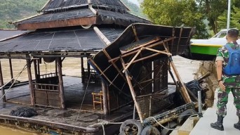 Masjid Apung Pacitan Rusak Diterjang Banjir