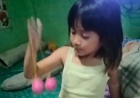 Latto-latto Bisa Merangsang Sel Motorik Anak, Tapi Juga Ada Efek Negatifnya Lho