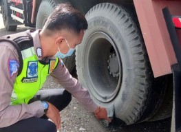 Terkejut Dengar Letusan Ban Truk, Pemotor di Lamongan Terluka 'Cium' Aspal