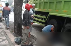 Bapak-bapak di Pasuruan Meninggal Usai Tertabrak Truk, Anak Gadisnya Selamat
