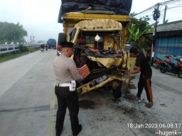 Sruduk Pantat Truk Gandeng, Pengemudi Truk Dilarikan ke RSUD Jombang