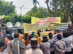 Pedagang Pasar Larangan Sidoarjo Geruduk Gedung DPRD Buntut Rencana Relokasi