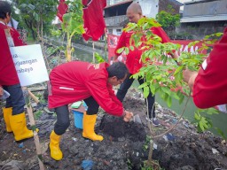 PDI Perjuangan Surabaya Gerakkan Penghijauan untuk Rawat Kehidupan