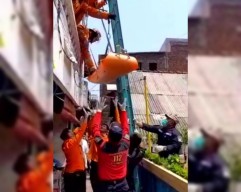 Menengok Evakuasi Jenazah Warga oleh BPBD Surabaya Gunakan Vertikal Rescue