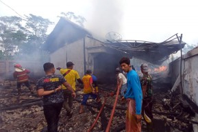 Gudang Mebel di Kota Pasuruan Terbakar, 3 Orang Terluka, Sambar Motor dan Rumah