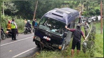 Gegara Bayangan Misterius, Mobil Elf Terguling di Pujon Malang