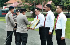 Kapolda Jatim Beri Penghargaan Kasatreskrim dan Resmob Polrestabes Surabaya
