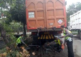 Pikap asal Lumajang Tabrak Dump Truck Parkir di Pasuruan, Pengemudi Tewas