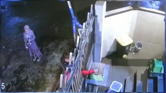 Cewek Berhijab dan Cowok Berambut Merah Terekam CCTV Curi Kotak Amal Musala