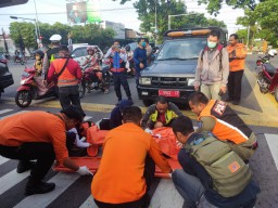 Nenek di Surabaya Tewas Tertabrak Motor saat Menyeberang