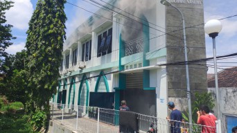 Diawali Suara Ledakan, Masjid di Surabaya Terbakar