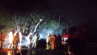 Ledakan Misterius, Bengkel Truk di Surabaya Ludes Terbakar